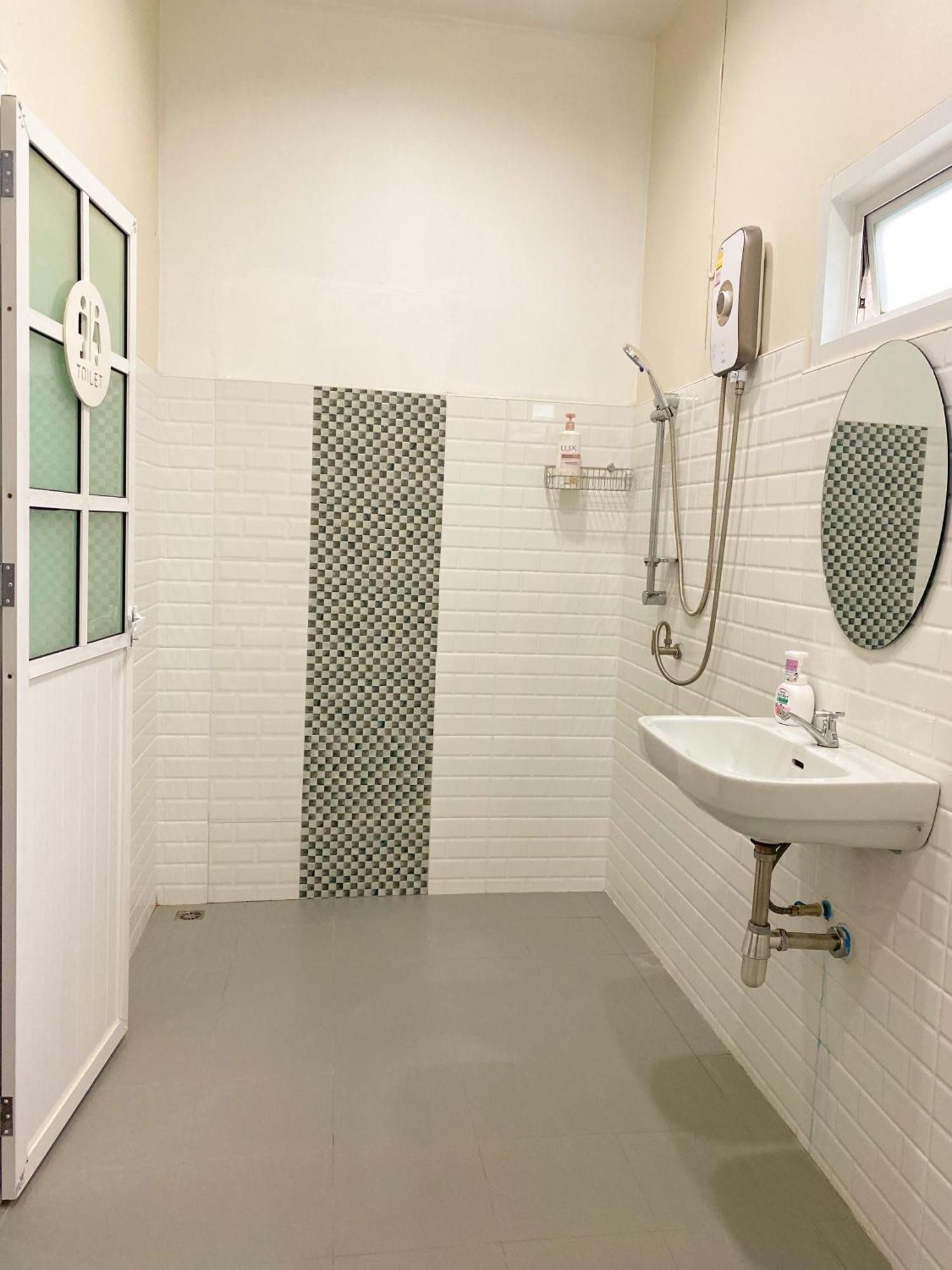 Private Room With Share Bathroom At Little Wild House Khaosok Khao Sok National Park ภายนอก รูปภาพ