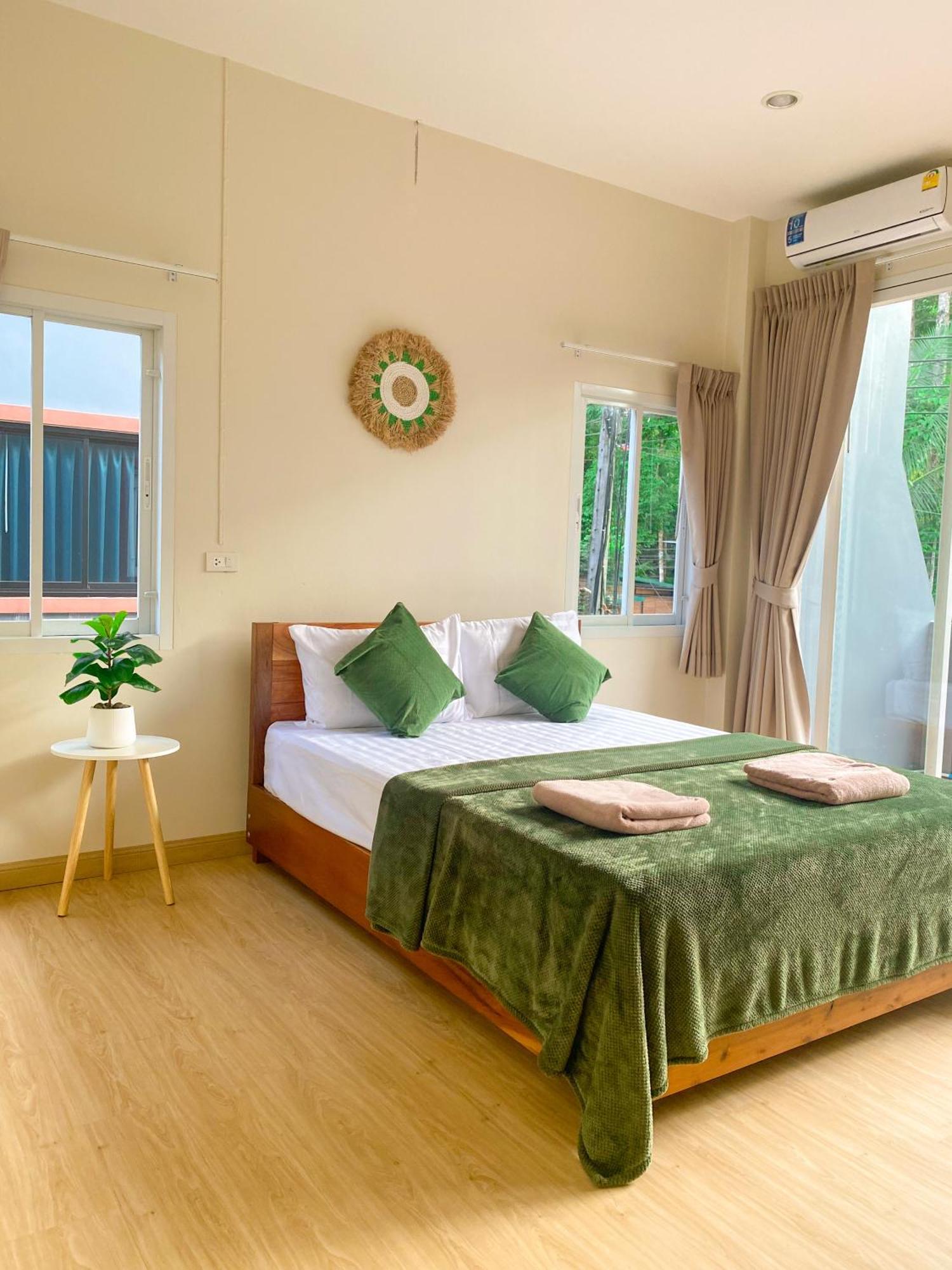 Private Room With Share Bathroom At Little Wild House Khaosok Khao Sok National Park ภายนอก รูปภาพ