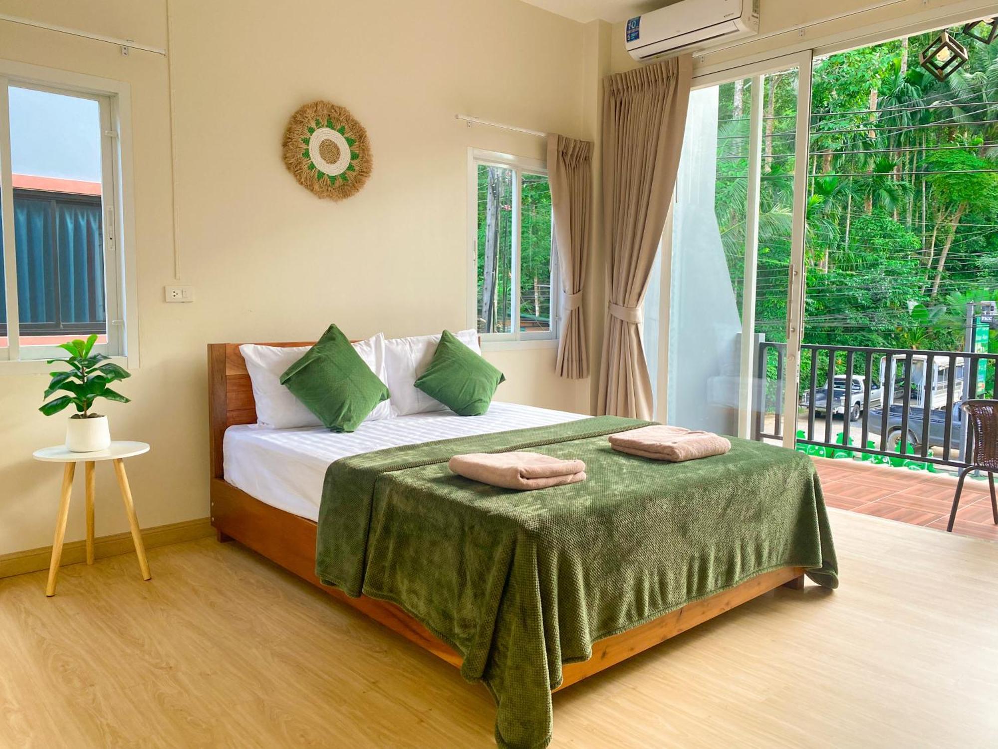 Private Room With Share Bathroom At Little Wild House Khaosok Khao Sok National Park ภายนอก รูปภาพ